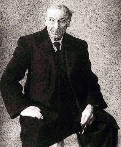 Jean Eugène Auguste Atget (1857-1927):
Né le 12 février 1857 à Libourne et mort le 4 août 1927 à Paris 14e cimetière parisien de Bagneux, 95e division).
Photographe français.
Son travail est divisé en 5 catégories:
- Paysages documents
- Environs de Paris
- Paris pittoresque (900 photos)
- Art dans le Vieux Paris (entre 1898 et 1927)
- Topographie du Vieux Paris (entre 1906 et 1915 travail pour la Bibliothèque hHistorique de la Ville de Paris)
Il est mort dans la misère.